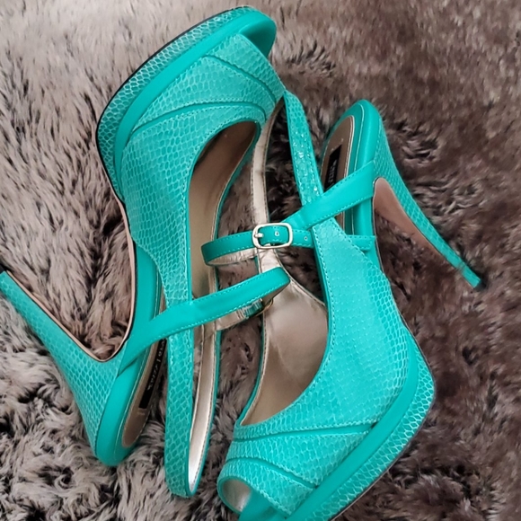 WHBM Green Python Stacked Heels - Picture 11 of 16
